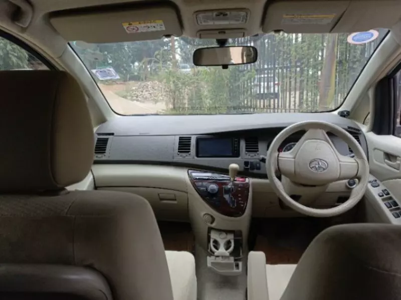 Toyota Isis    - 2017