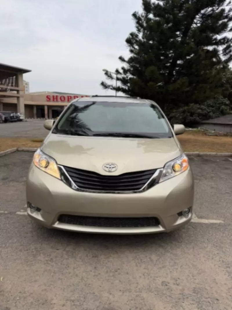Toyota Sienna   - 2016
