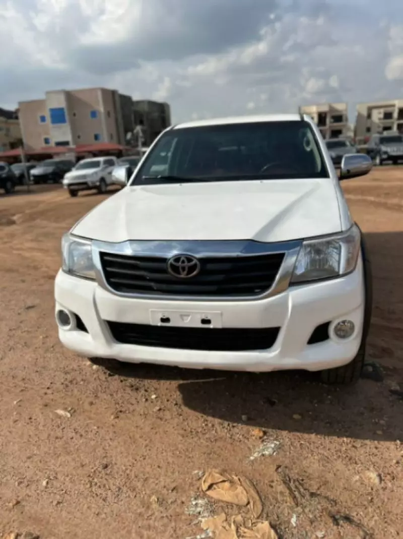 Toyota Hilux   - 2015