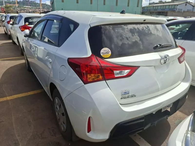 Toyota Auris Hybrid   - 2012