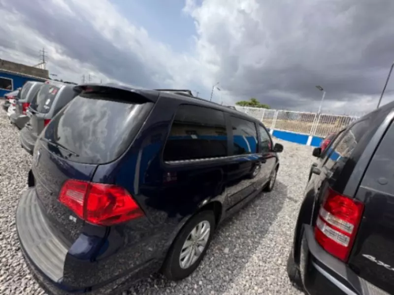 Volkswagen Routan   - 2012