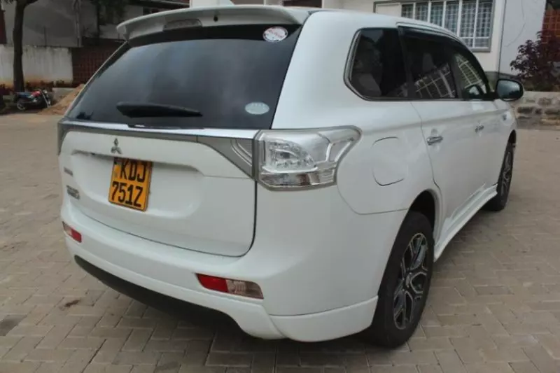 Mitsubishi Plug-in Hybrid Outlander   - 2015