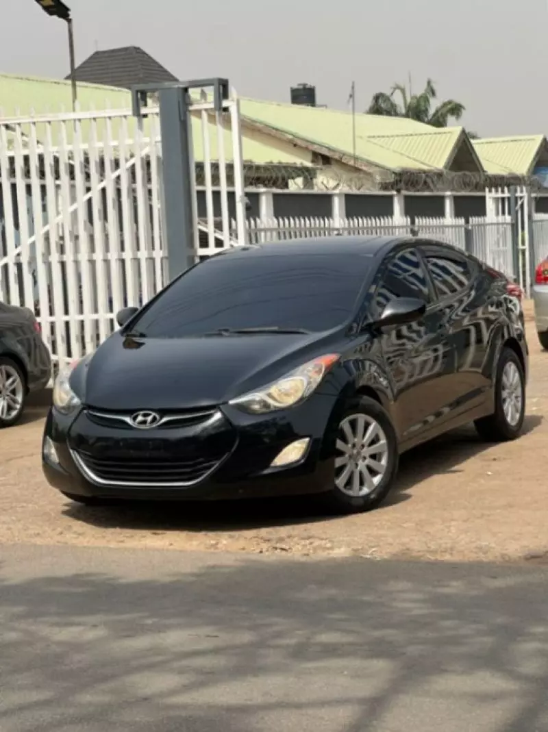 Hyundai Elantra   - 2013
