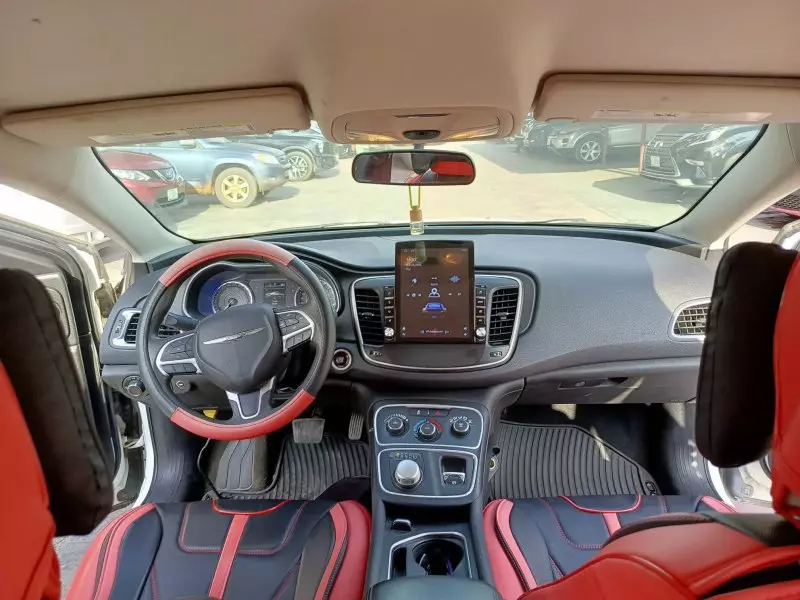 Chrysler 200   -