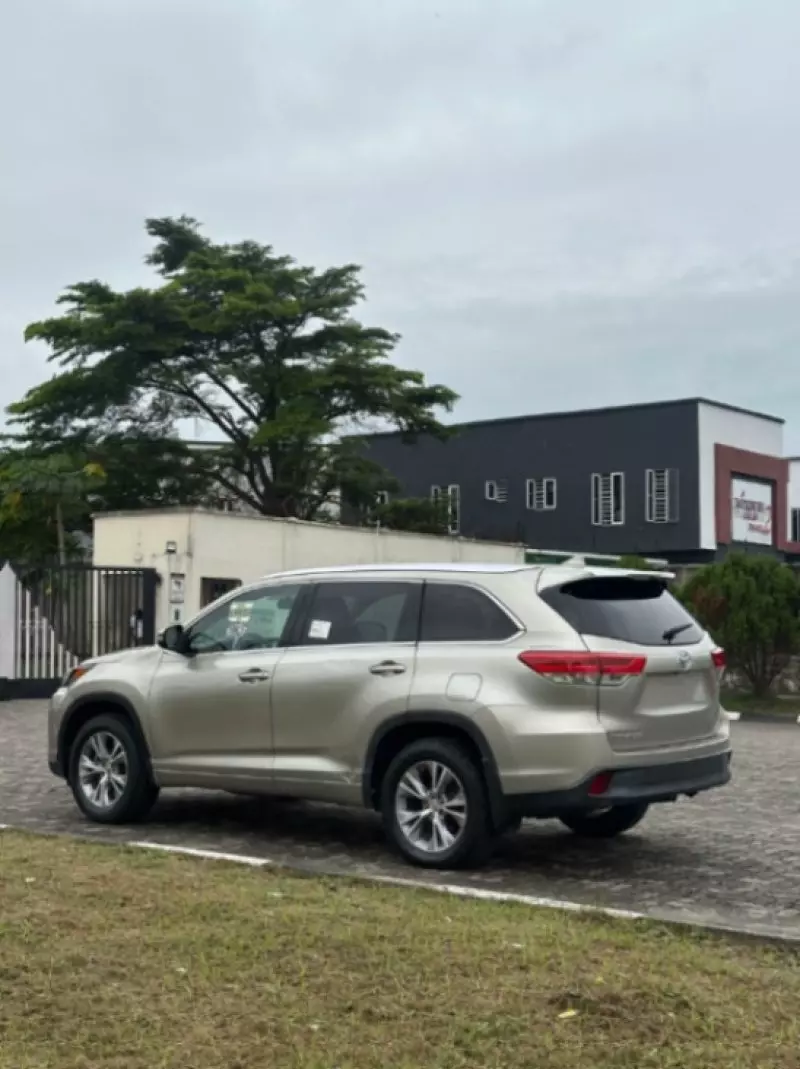 Toyota Highlander   - 2015