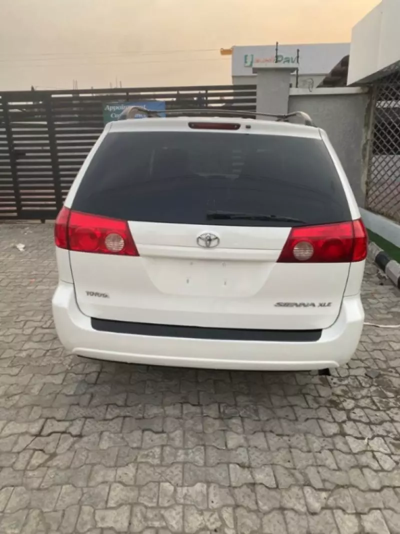 Toyota Sienna - 2009