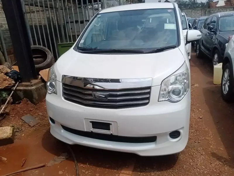 Toyota Noah   - 2012