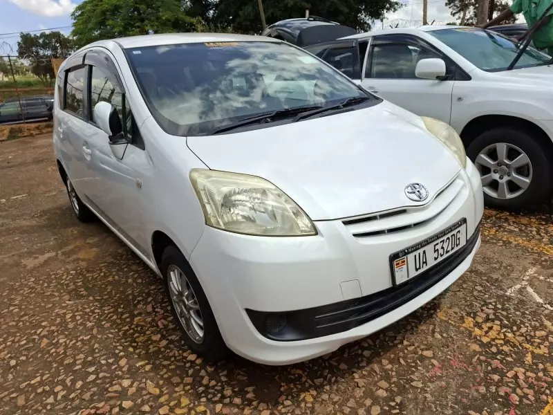 Toyota Passo Sette   - 2010