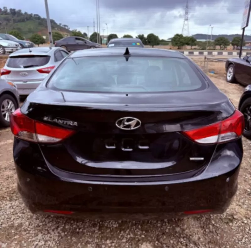 Hyundai Elantra   - 2011