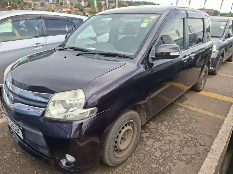 Toyota Sienta   - 2012
