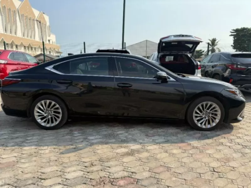 Lexus ES 350   - 2019