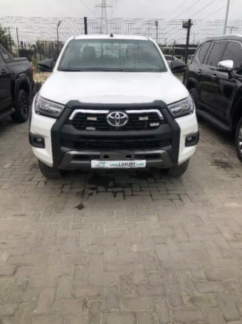 Toyota Hilux   - 2024