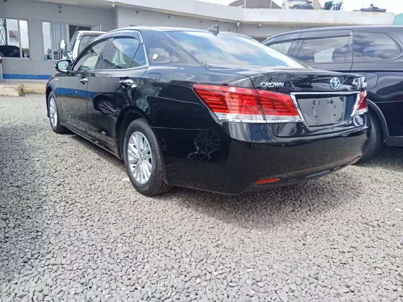 Toyota Crown Royal saloon Hybrid    - 2016