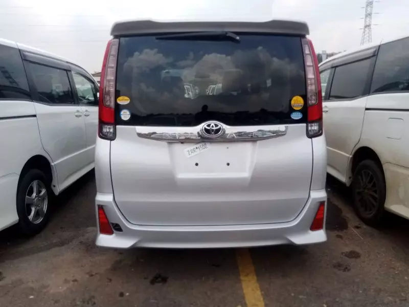 Toyota Noah   - 2016