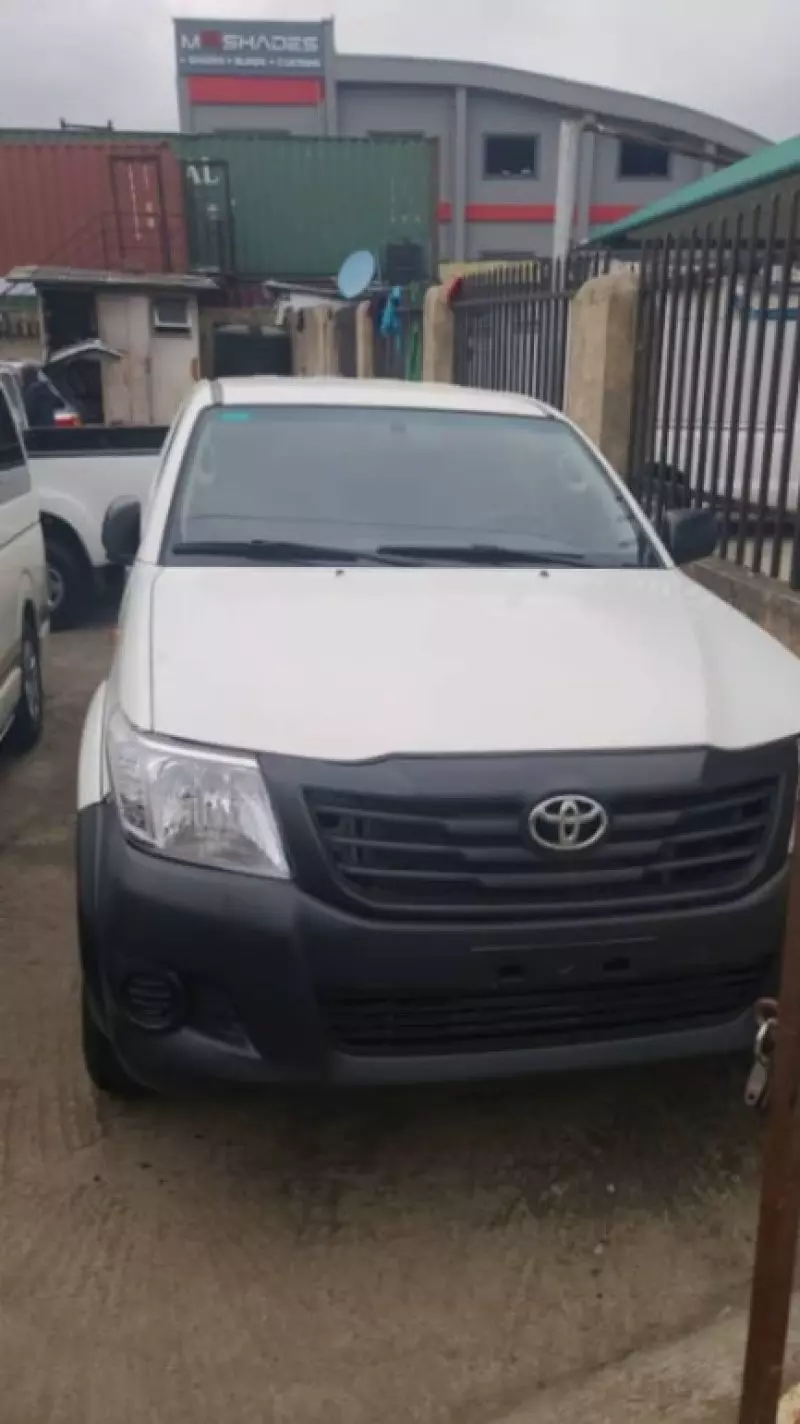 Toyota Hilux   - 2012