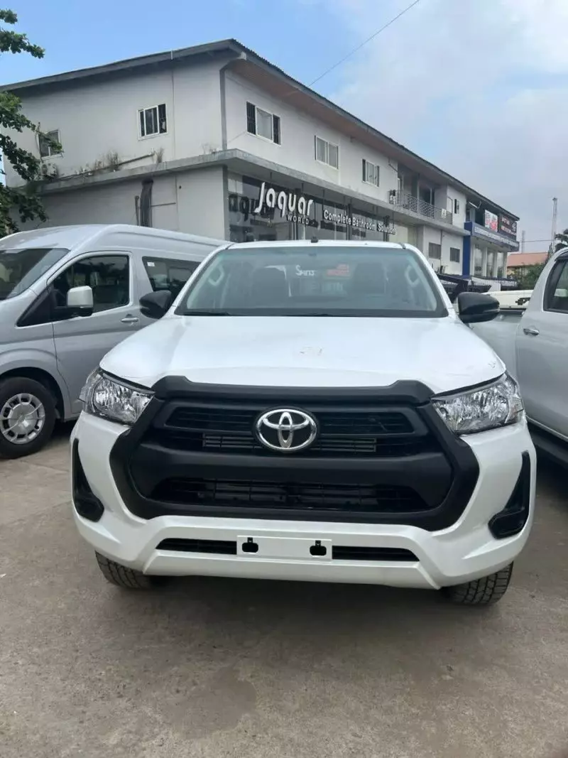 Toyota Hilux    - 2025