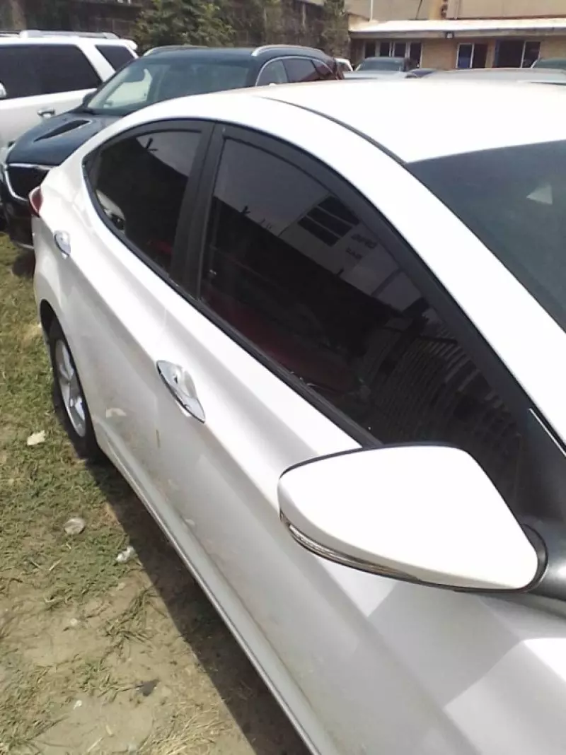 Hyundai Elantra   - 2012