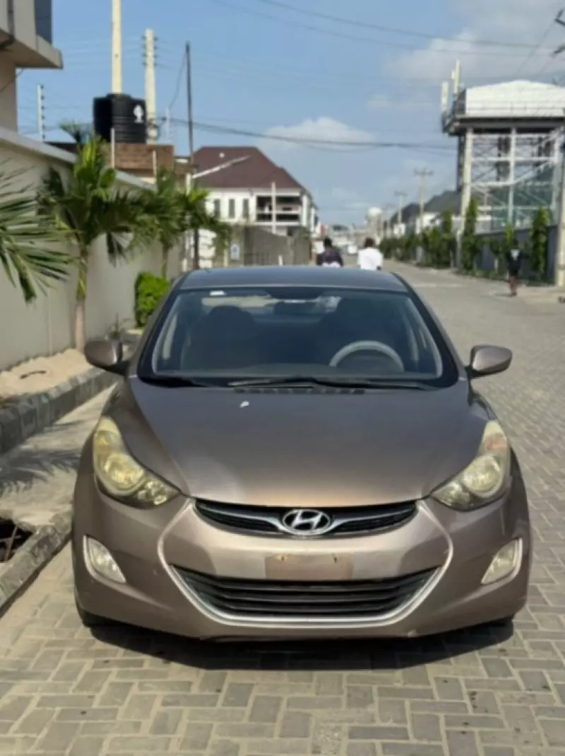 Hyundai Elantra   - 2012