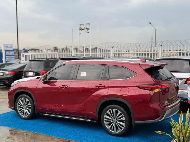 Toyota Highlander   - 2021