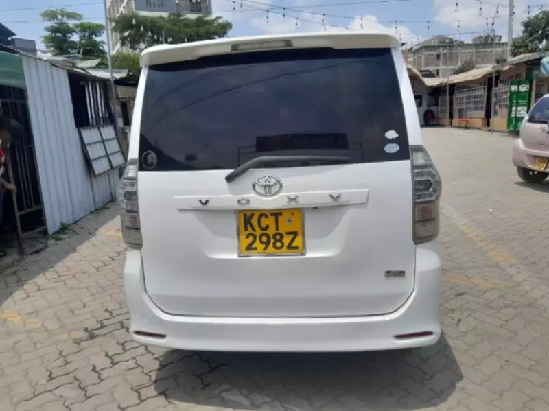 Toyota Voxy    - 2011