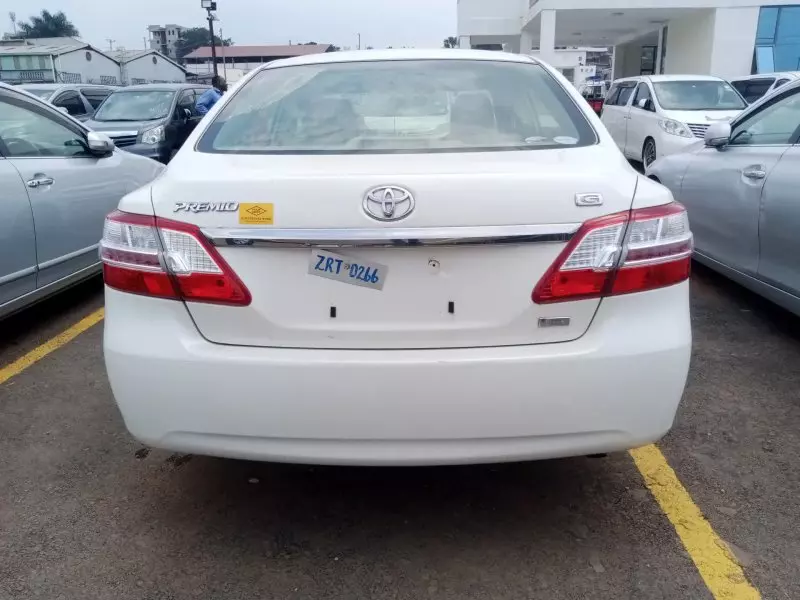 Toyota Premio    - 2012
