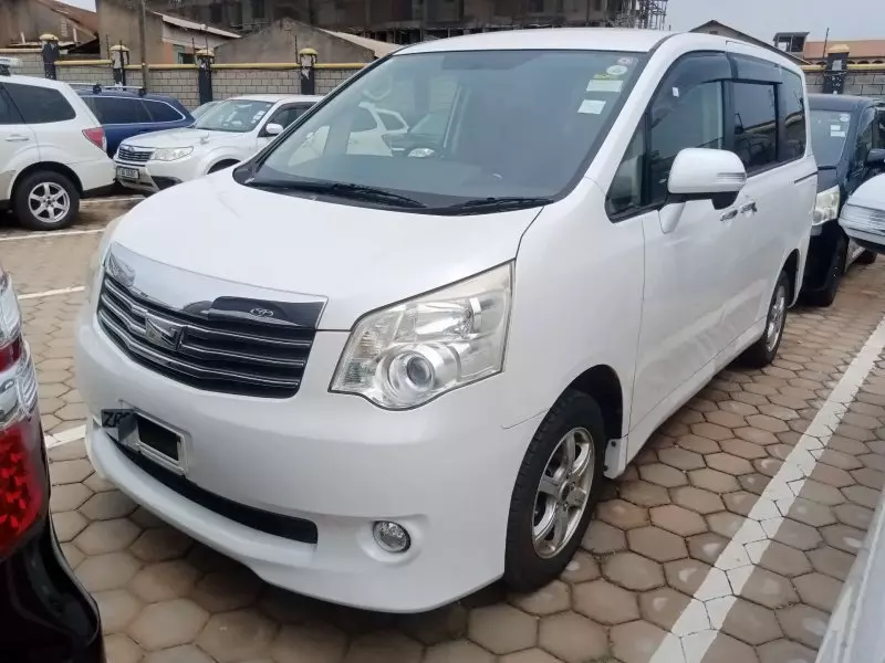 Toyota Noah   - 2012