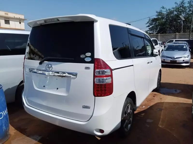 Toyota Noah   - 2011