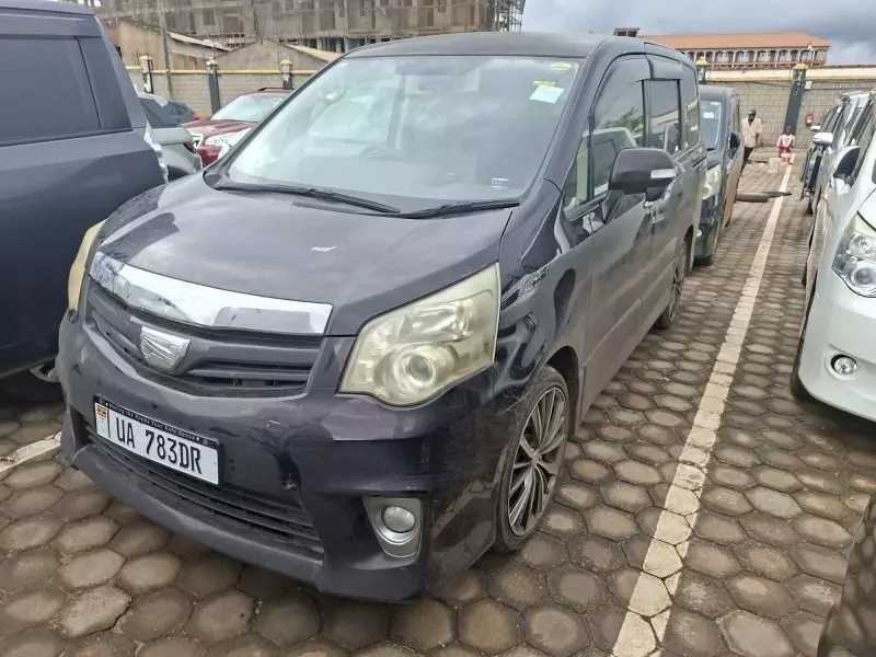 Toyota Noah   - 2012