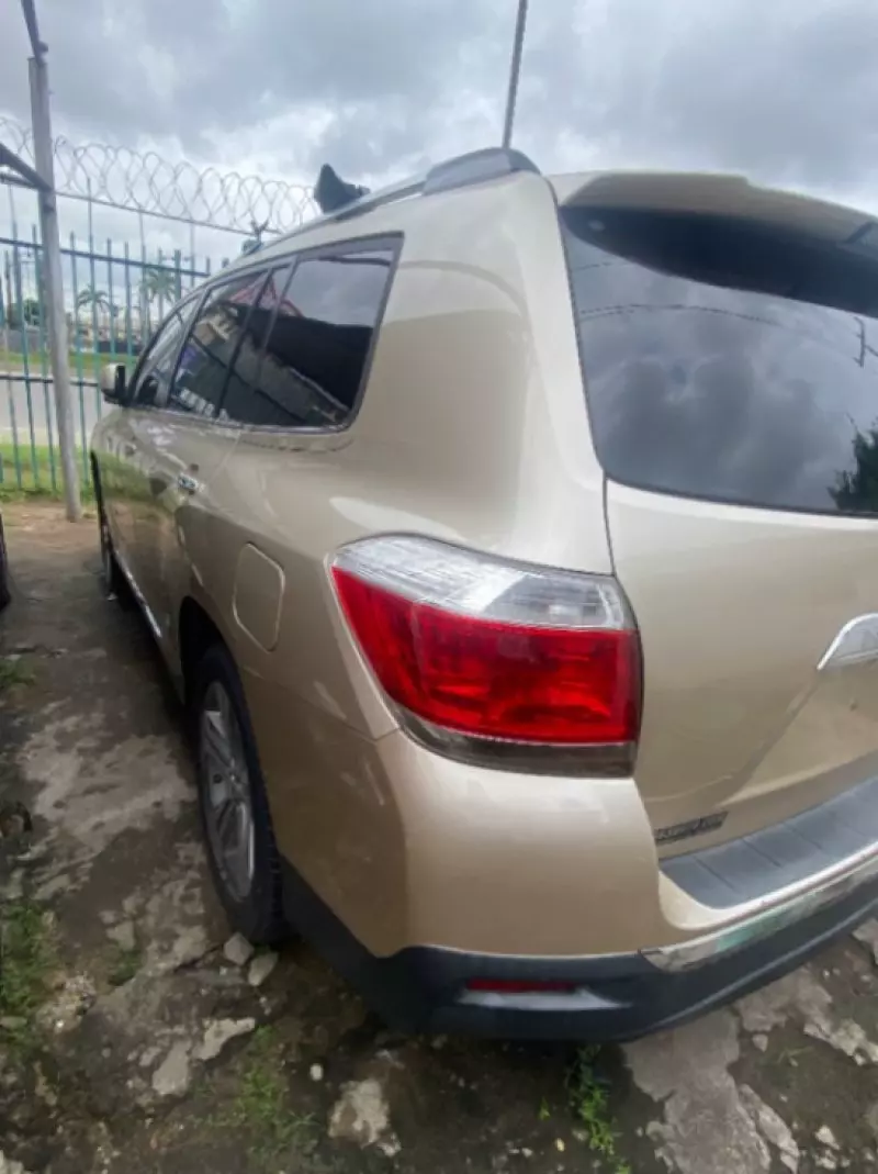 Toyota Highlander   - 2013