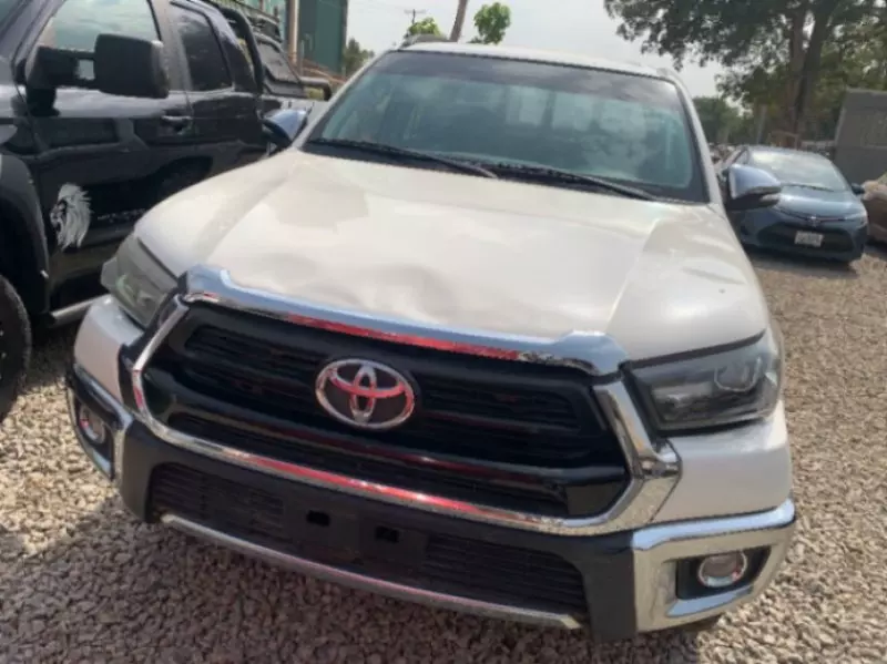 Toyota Hilux   - 2010