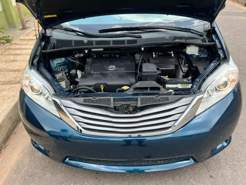 Toyota Sienna   - 2012