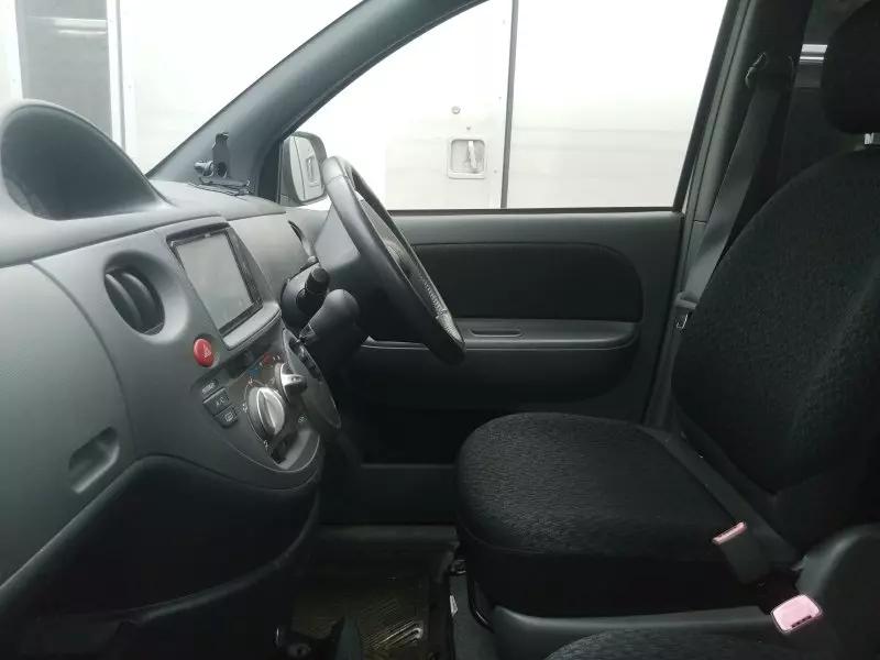 Toyota Sienta   - 2012