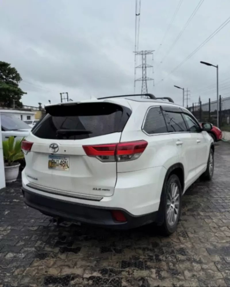 Toyota Highlander   - 2016