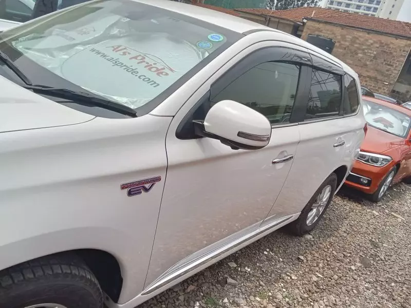 Mitsubishi OUTLANDER   - 2016