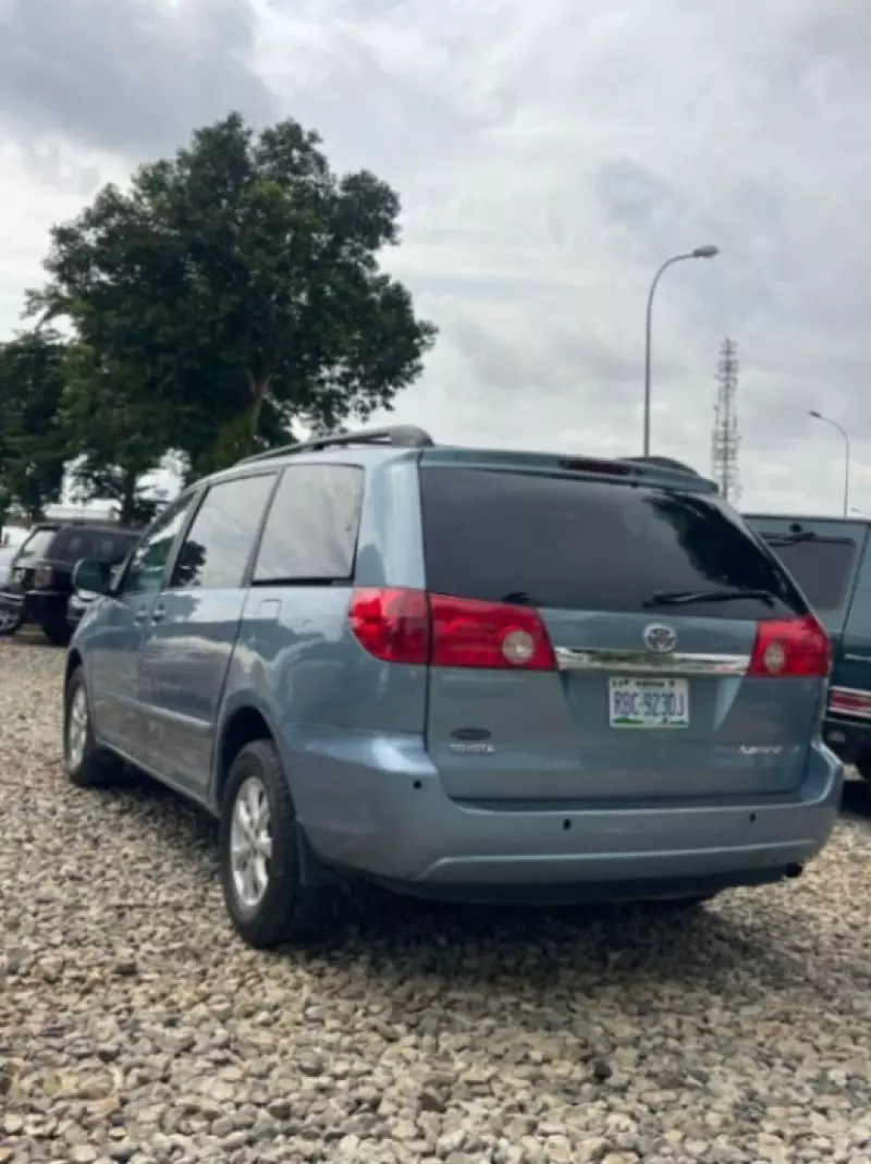Toyota Sienna   - 2006