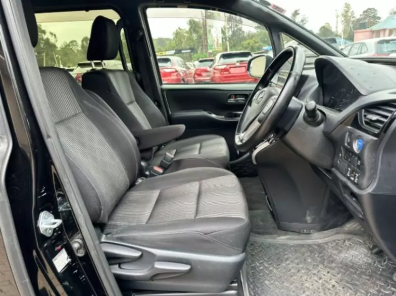 Toyota Voxy    - 2018