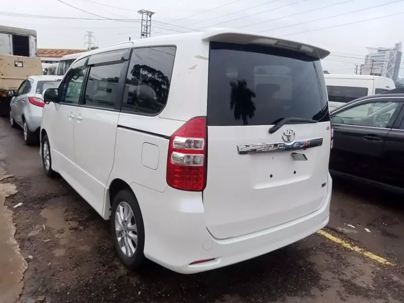 Toyota Noah   - 2012