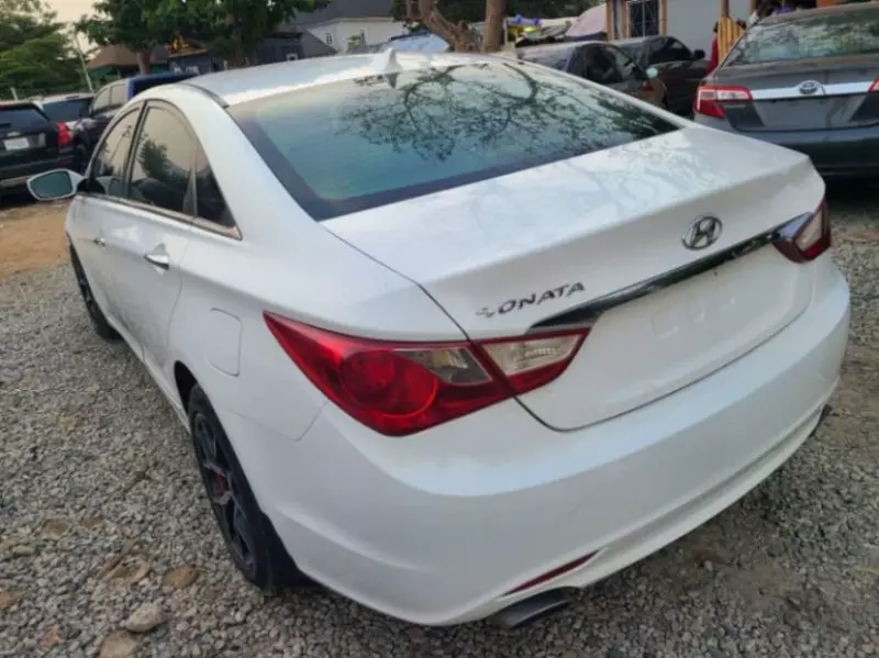 Hyundai Sonata   - 2011