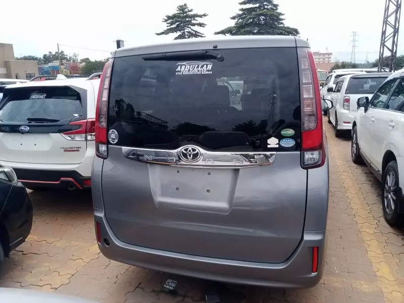 Toyota Noah   - 2015