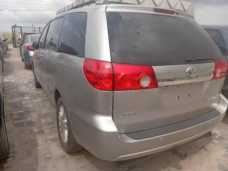 Toyota Sienna - 2010