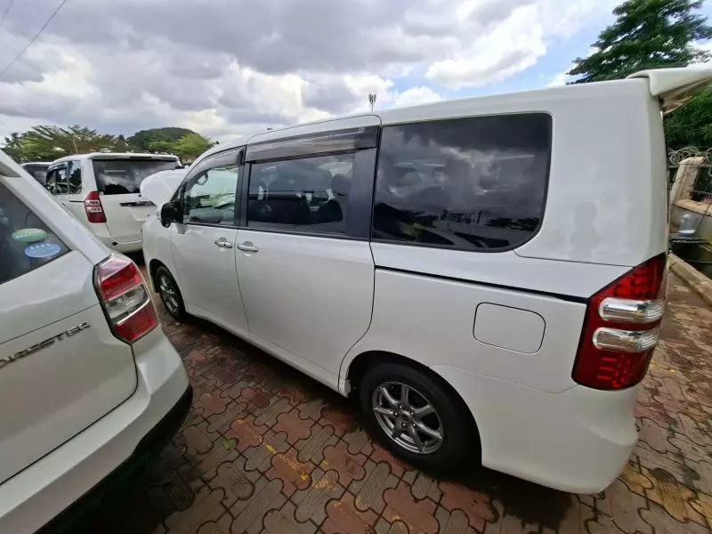 Toyota Noah   - 2012