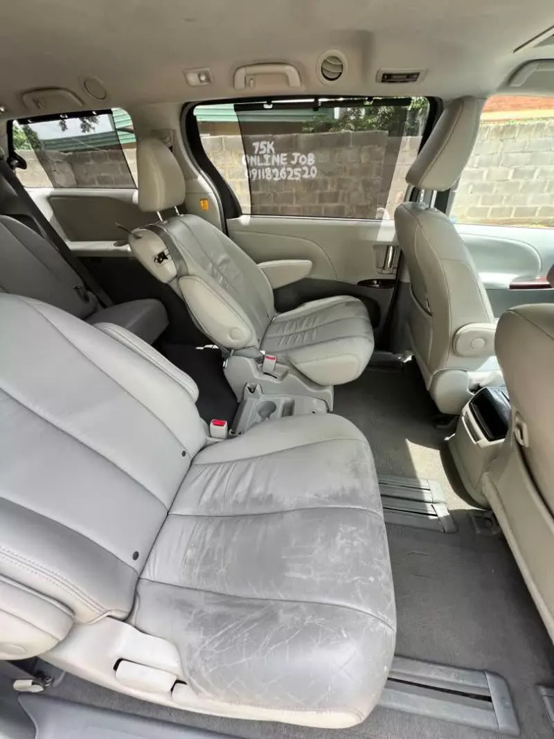 Toyota Sienna   - 2011
