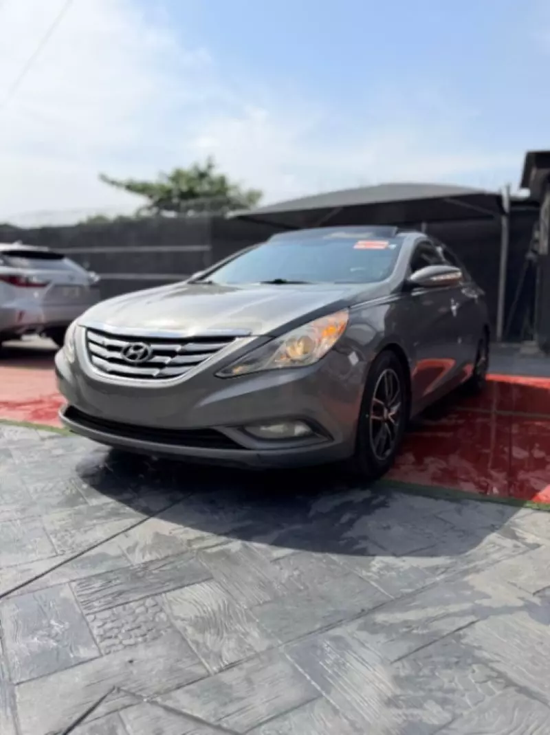Hyundai Sonata   - 2012