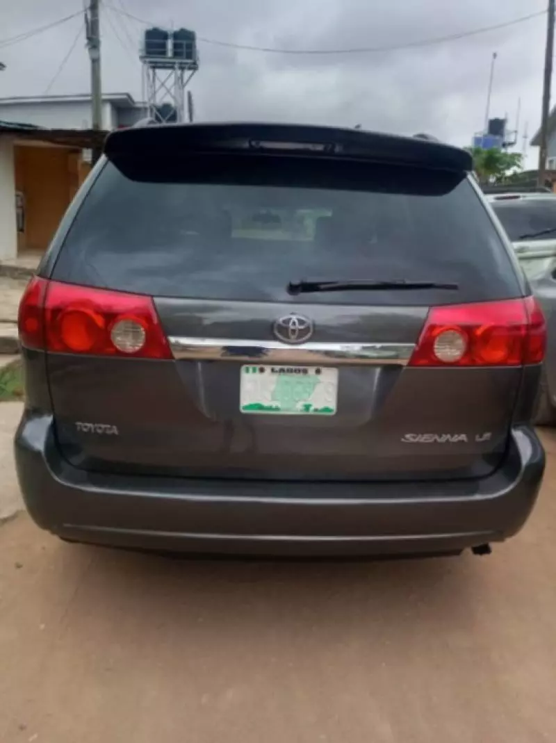 Toyota Sienna   - 2006