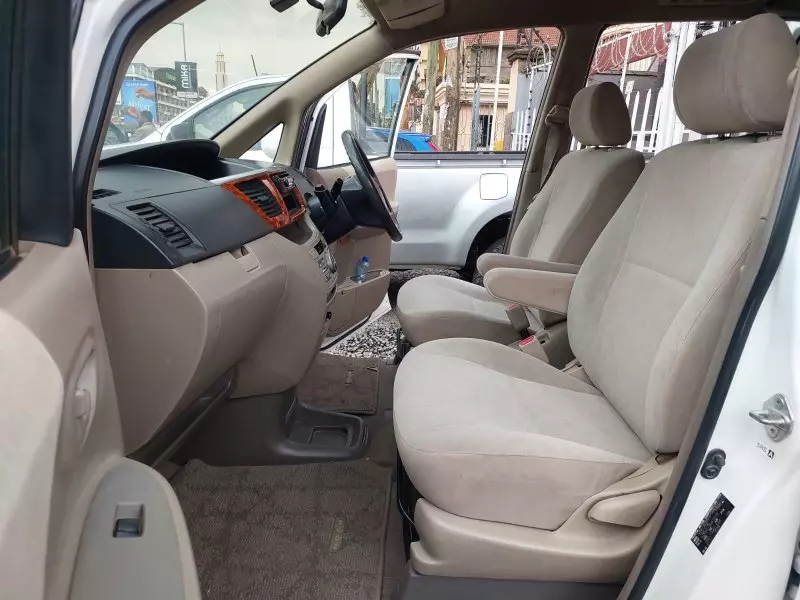 Toyota Noah   - 2006