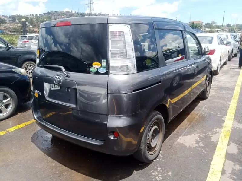 Toyota Sienta   - 2011