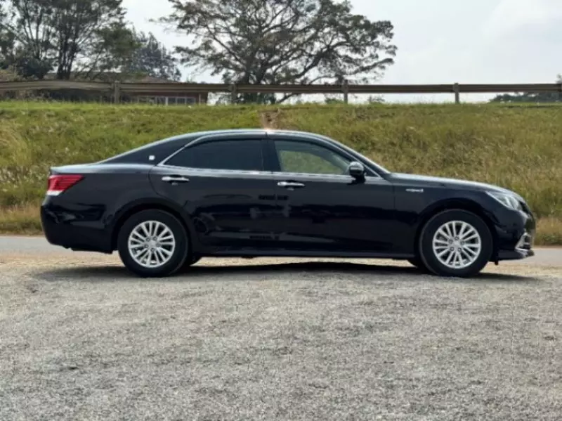 Toyota Crown   - 2017