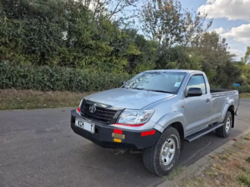 Toyota Hilux   - 2015