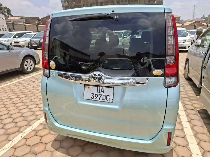 Toyota Noah   - 2016