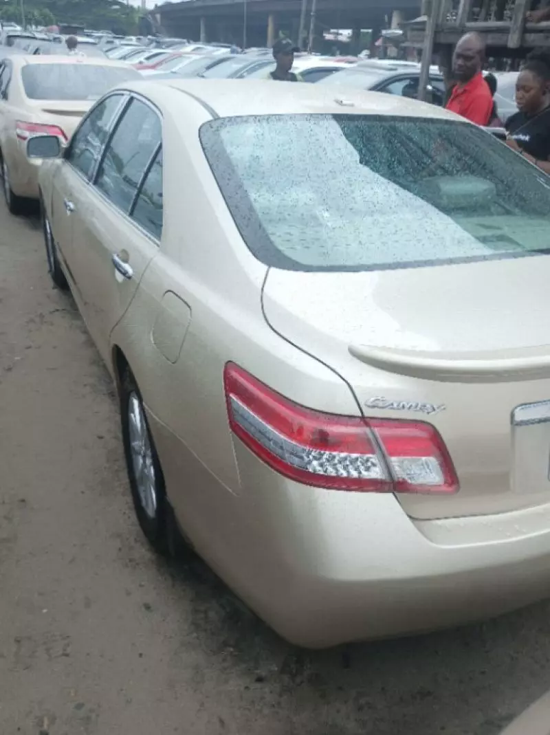 Toyota camry   - 2010
